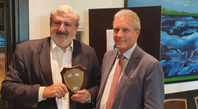 Il Commissario Straordinario Alfredo Borzillo consegna al Presidente della Re...