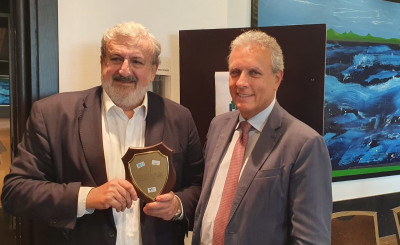 Il Commissario Straordinario Alfredo Borzillo consegna al Presidente della Re...