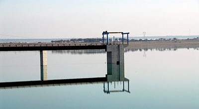 Struttura su specchio d'acqua Struttura su specchio d'acqua